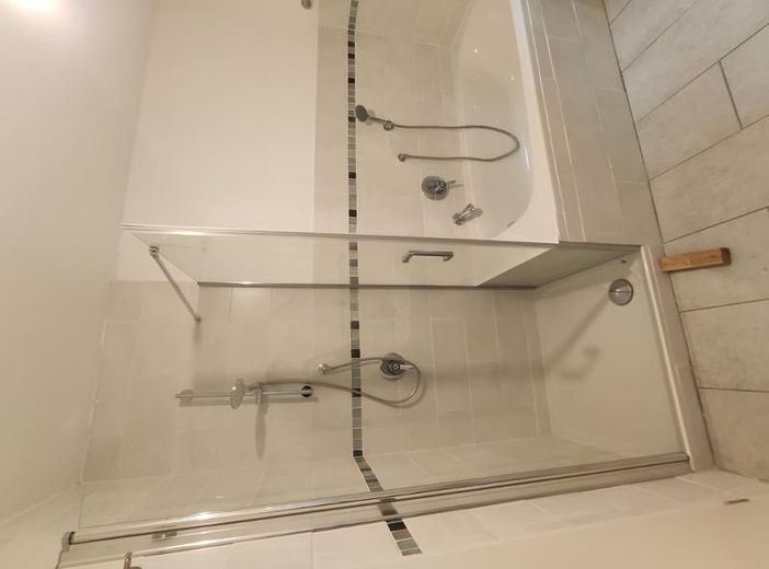2 Zi. Souterrain Wohnung mit Terrasse und Garten (optional) – Bad mit Badewanne, Dusche und Waschmaschinenanschluss Bild 2