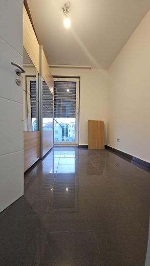 3,5-Zimmer-Wohnung in Bad Vilbel: Modernes Wohnen mit Dachboden – Schlafzimmer