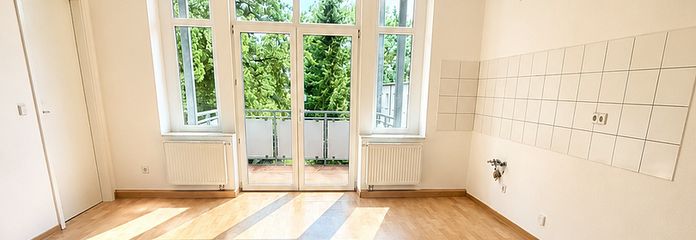 Helle 2-Zimmer Wohnung mit Balkon - barrierefrei mit Fahrstuhl – Küche, Essen, Wohnen 