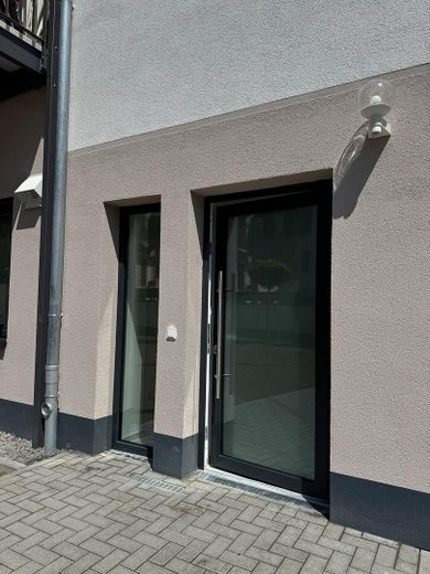 Wohnen mit Loftcharakter mit über 3  Meter Deckenhöhe und eigenem Garten in ruhiger Lage – Eigener Eingang