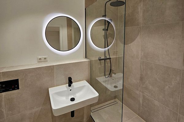 Alstertal’de modern yaşam – şık bir şekilde modernize edilmiş, güney cepheli balkon ve komisyonsuz