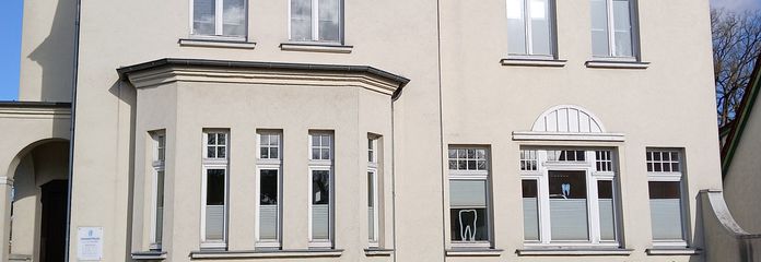Charaktervolles Wohn- und Geschäftshaus mit zwei Wohnungen und vielseitig nutzbarem Erdgeschoss – Vorderansicht