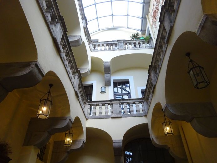 3 Zimmer mit anliegender überdachter Terrasse in der historischen Altstadt – historischer Innenhof