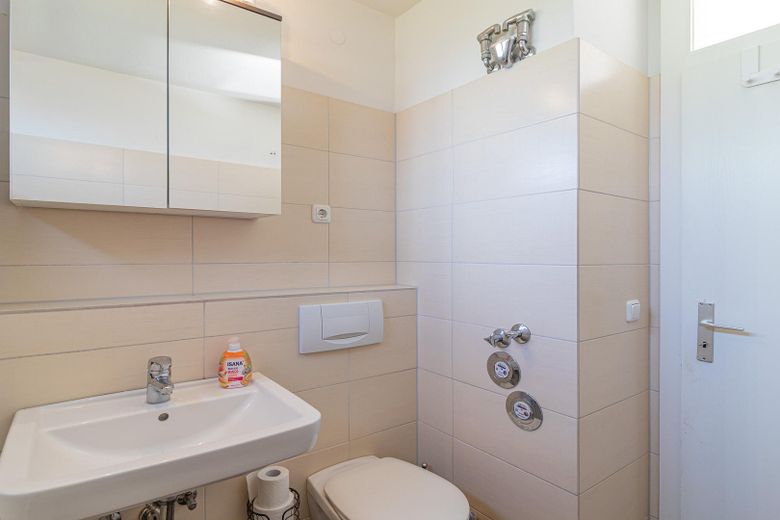 Designer terrace apartment (18 min. central station) nature, parking space (only temporarily 6-12 months) 1,700 € incl. additional costs – Badezimmer