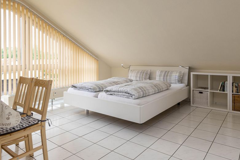 Genehmigte Ferienwohnung in Top-Lage von Rust | Nur ca. 300 m vom Europa-Park |  Bruttorendite 9,5 % – Wohn- und Schlafzimmer