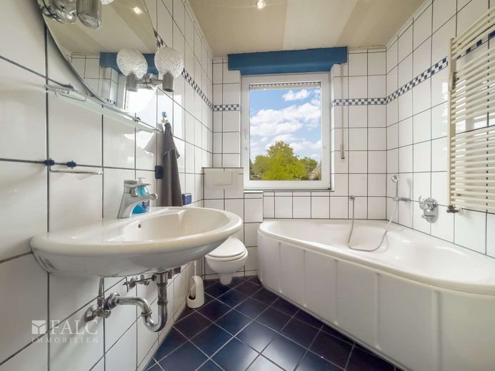 Riesiges Grundstück &amp; viel Potenzial - Zweifamilienhaus mit Ausbaureserve in Reckenfeld – Badezimmer EG
