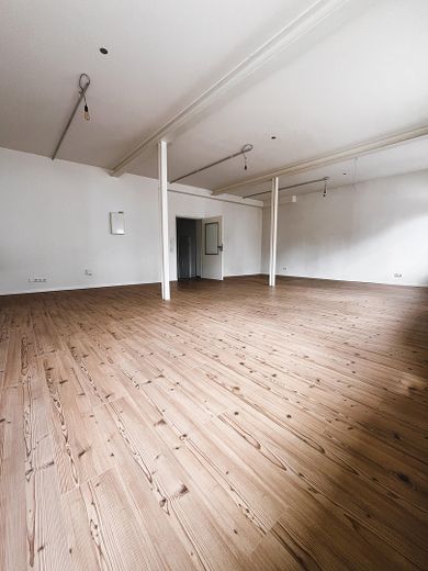 Modernes, frisch saniertes Loft in Elze mit hohen Decken und großzügigem Wohnraum – Wohnraum mit hohen Decken