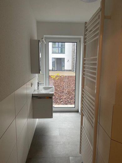 Moderngeschnittene Neubauwohnung KfW40+ – Badezimmer