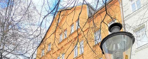 Viel Platz! Modernisierte 3-Zimmer-Wohnung mit Einbauküche, Bartheke & Balkon am grünen Sonnenberg – Außenansicht 1