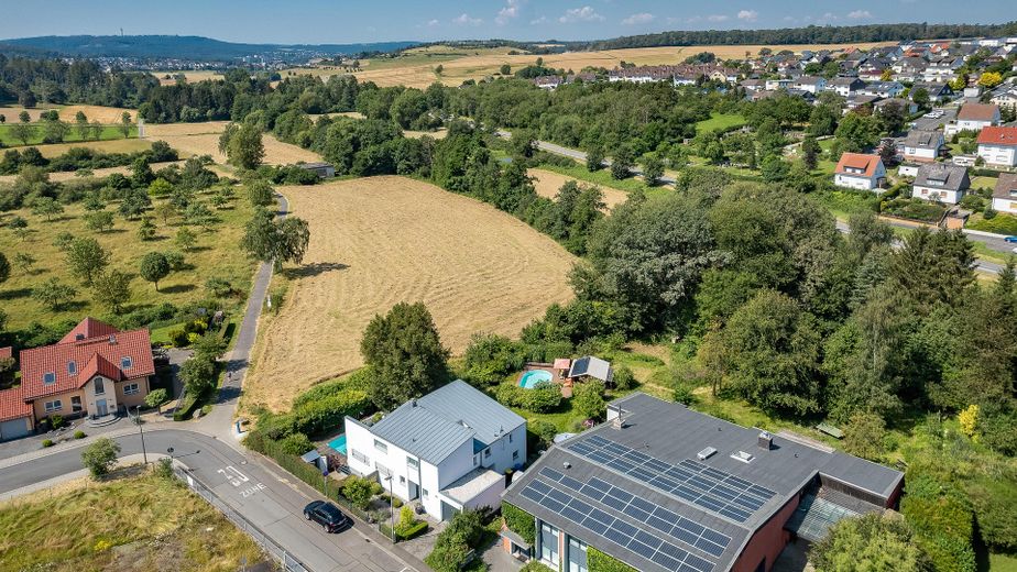 290 m² + 2.464 m² Naturidyll | Pool & Gartensauna | Aartalblick | Mehrgenerationen o. Vermietung – Luftbild Blick nach Südwesten