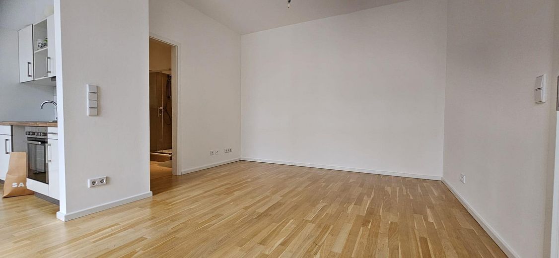 ruhige und helle 2-Zimmer-Wohnung in Toplage, bezugsfrei – Wohnzimmer Bild 3