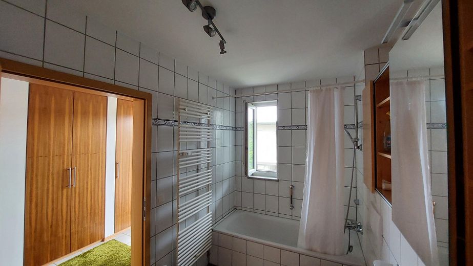 Badezimmer und Flur