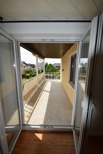 Provisionsfrei! Zweifamilienhaus, großer Sonnengarten – Balkon   1. OG