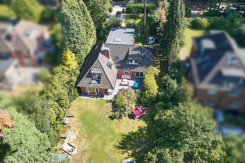 Ampliada en 2026: casa familiar de 298 m² en una parcela de 1.786 m² en Hamburg-Rissen | sin comisión – Drohnenbild Haus und Garten