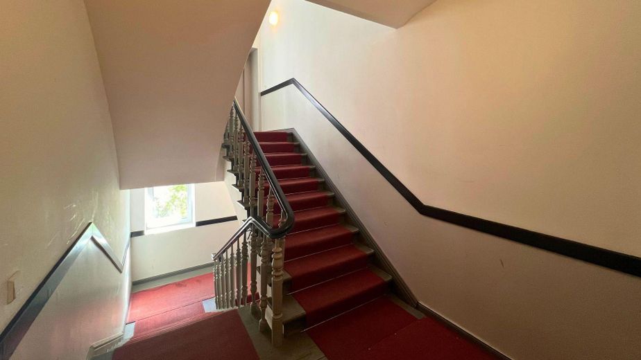 Helle möblierte 1-Zimmer-Wohnung mit Balkon im Herzen von Friedrichshain – Hausflur