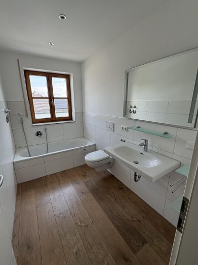 Große Dachgeschosswohnung mit Balkon und EBK in ruhiger Lage – Bad