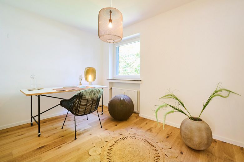 Appartamento modernizzato di recente, 3 locali con balcone – Arbeits- oder Kinderzimmer