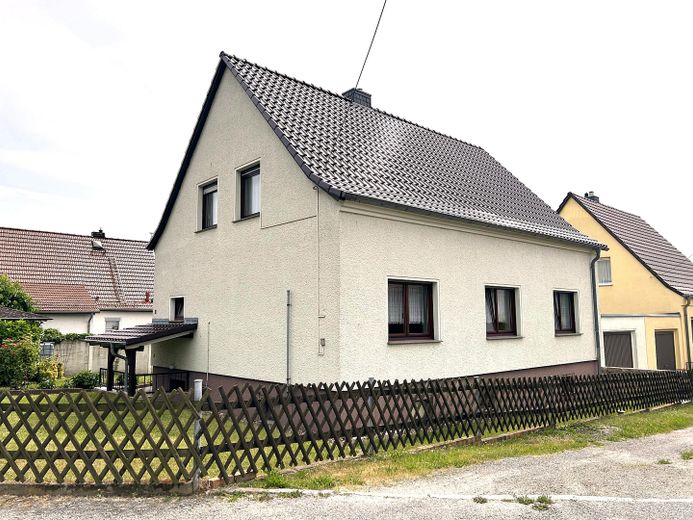 131 m² für Ihre Familie: 4 Schlafzimmer, 2 Bäder, 2 Garagen und keine Käuferprovision – Straßenansicht