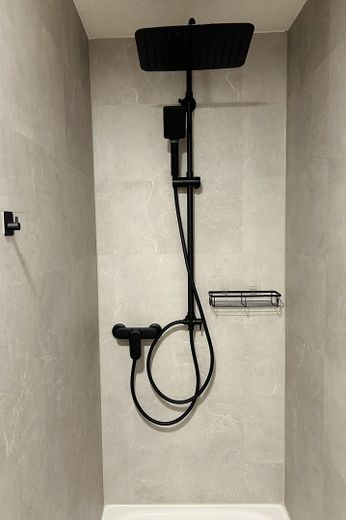 6,3 % Rendite! Kernsanierte Eigentumswohnung mit Stellplatz in Markranstädt – Badezimmer mit neuen Armaturen