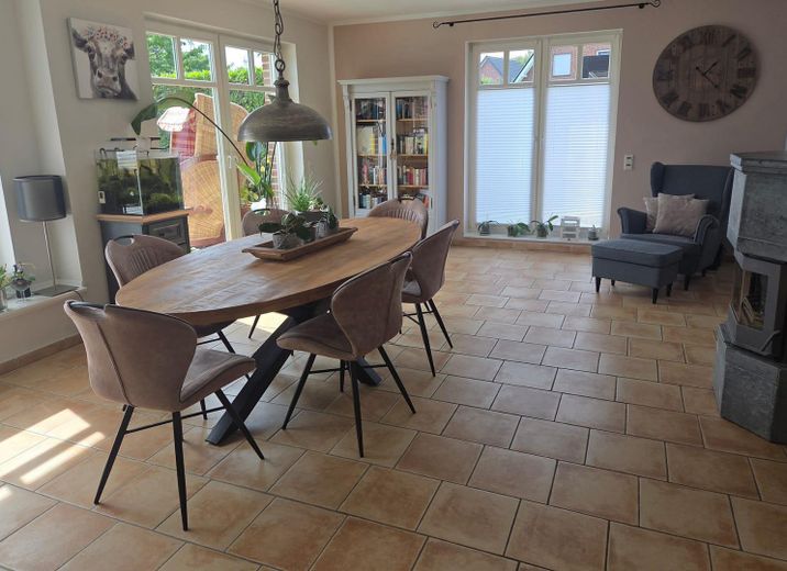 Senza provvigione da privato: elegante casa unifamiliare in stile Sylt a Laer (Münsterland) – Wohnzimmer mit Kaminofen