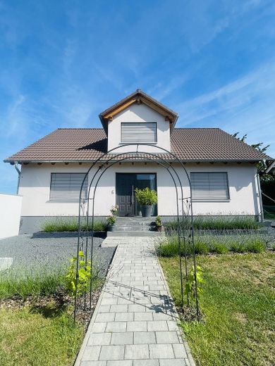 Casa unifamiliare moderna con qualità da nuova costruzione (anno di costruzione 2021), vista panoramica libera, aria condizionata e 3 posti auto in garage – Frontansicht