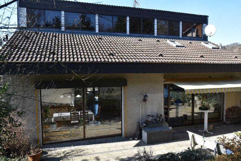 Exclusives Einfamilienhaus mit Einliegerwohnung in ruhiger Lage mit traumhafter Aussicht – Rückansicht
