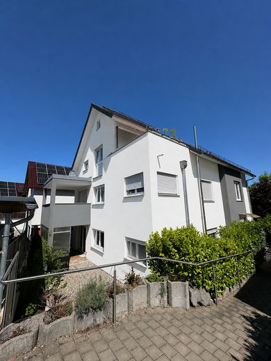 Hochwertig ausgestattete und gepflegte 4,5 Zimmer- Erdgeschosswohnung am Bodensee – Außenansicht