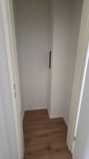 Amplio apartamento de 2 habitaciones, cocina equipada, amplio baño con ducha y bañera, muy luminoso – Abstellkammer