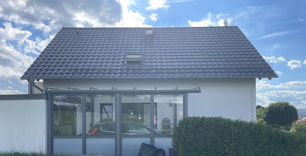 KfW40 Einfamilienhaus, 9Kw-PV-Anlage, Wärmepumpe LWZ 304 Sol – Ansicht-Nord-Carport