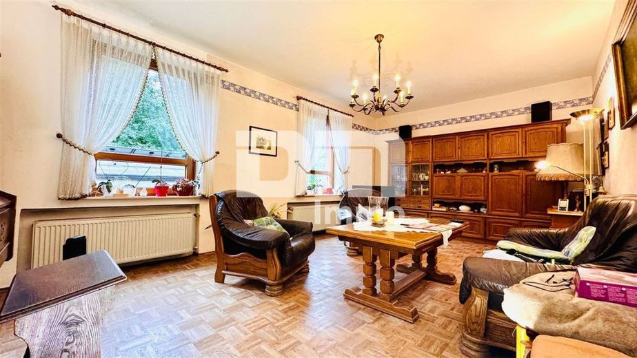 Modernisiertes Einfamilienhaus auf riesigem Grundstück mit Carport und Nebengebäude – EG Wohnzimmer