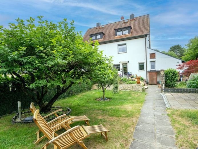 Einfach WOHLFÜHLEN: Gepflegtes Familienhaus mit schönem Garten in begehrter Wohnlage – Foto 1
