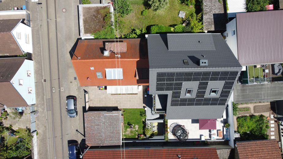 Zukunftssicheres Design-Atriumhaus: Klasse B, 12kWp PV, Klima, Kamin & Einlieger-Option – Vogelperspektive Haus 1+Haus2