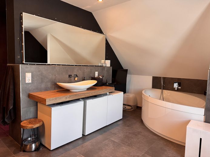 Modernes Premiumhaus mit High-End-Ausstattung und nahezu energieautarker Technik in Herford – Bad