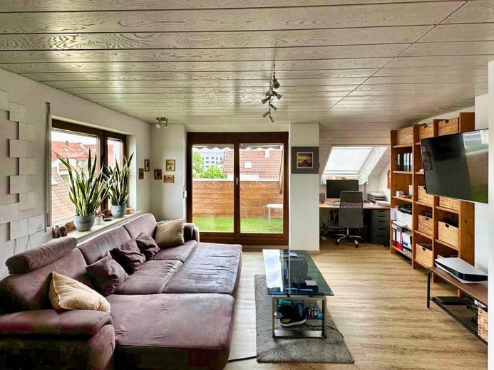 2 Zimmer- Dachgeschoss- Wohnung in schöner Wohnlage in Neu-Ulm / Pfuhl – Großer Wohnbereich