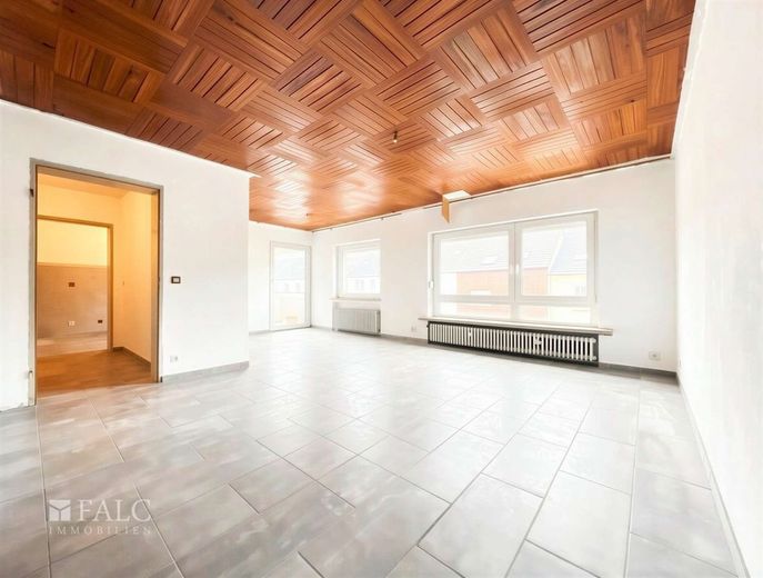Substanz mit Ausbau- und Modernisierungspotenzial – Wohnzimmer
