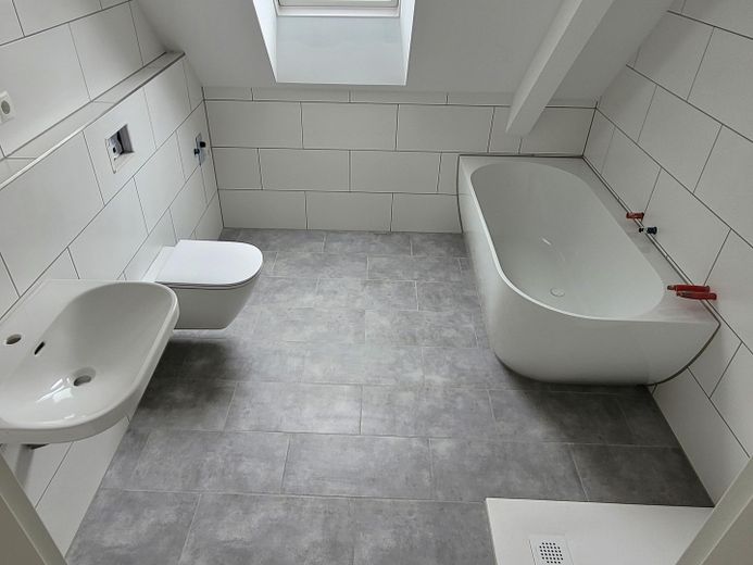 Stadtgrenze Bonn: neue 3-Zimmer-Wohnung in alten Mauern – Badezimmer noch fertigzustelle