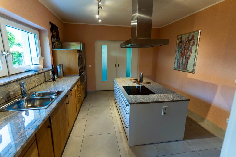Casa passiva PLUS di architetto, classe energetica A+ (5,0 kWh/m²a) a Weisenheim am Sand – Küche mit geschlos. Schiebetür