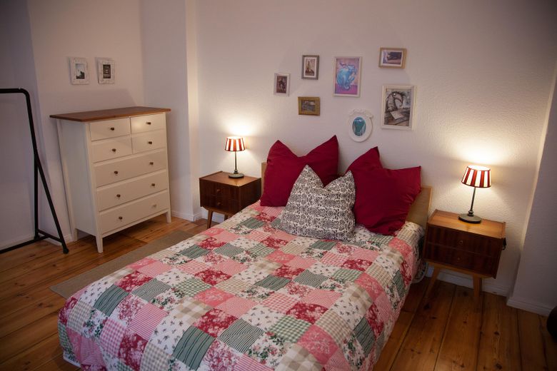 Großzügiges Helmholtzkiez-Apartment im Loft-Stil mit separatem Schlafzimmer, bezugsfrei – Schlafzimmer