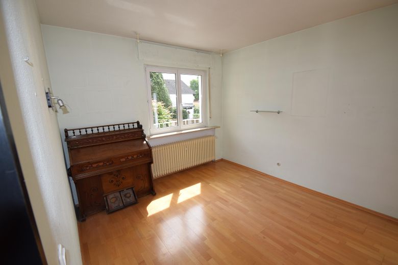 Provisionsfrei! Zweifamilienhaus, großer Sonnengarten – Schlafzimmer EG