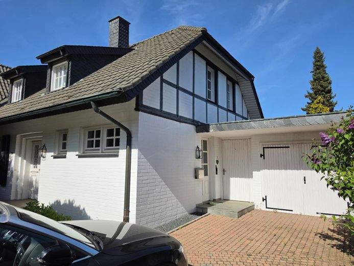 Haus vorne mit Seiteneingang