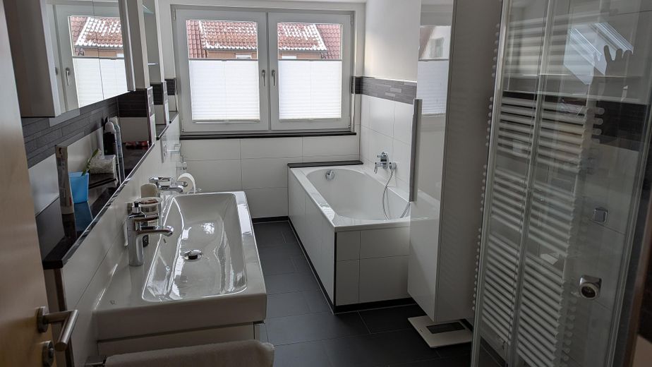 2 Fam.-Haus mit ELW, keine Makler Anfragen !!! – Bad DG