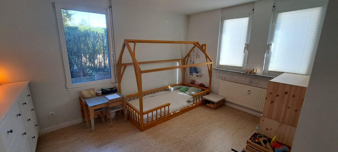 Przestronne 4-pokojowe mieszkanie dwupoziomowe na parterze w prestiżowej lokalizacji na zboczu z ogrodem – Kinderzimmer
