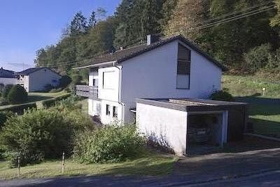 Casa unifamiliare situata in posizione tranquilla ai margini del bosco con vista su BID-Wallau – Blick von Norden auf das Haus