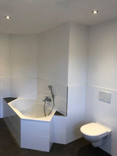 Affascinante appartamento duplex con 5 locali e terrazza sul tetto a Mechernich – Libero dal 01.11.2026 – Vollbad Badewanne