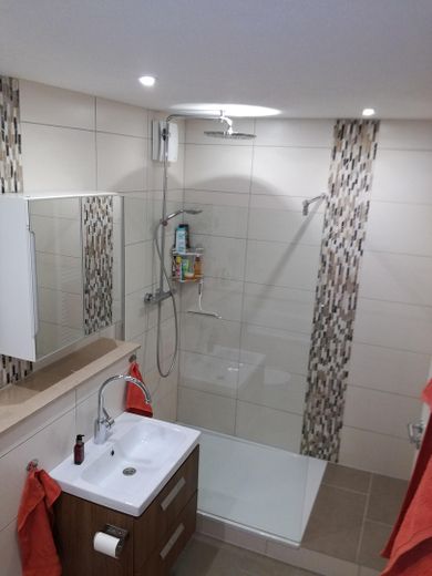 Spacious 4-room apartment with 2 bathrooms, balcony & garage, and an incredible view – Badezimmer