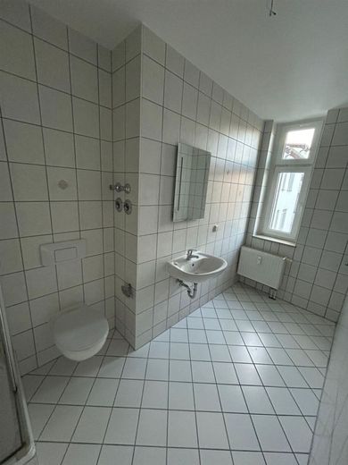 Großzügige und vermietete 2-Zi. mit EBK, 2xBalkon und Laminat in zentraler Lage – PHOTO-2024-10-28-16-12-19_1
