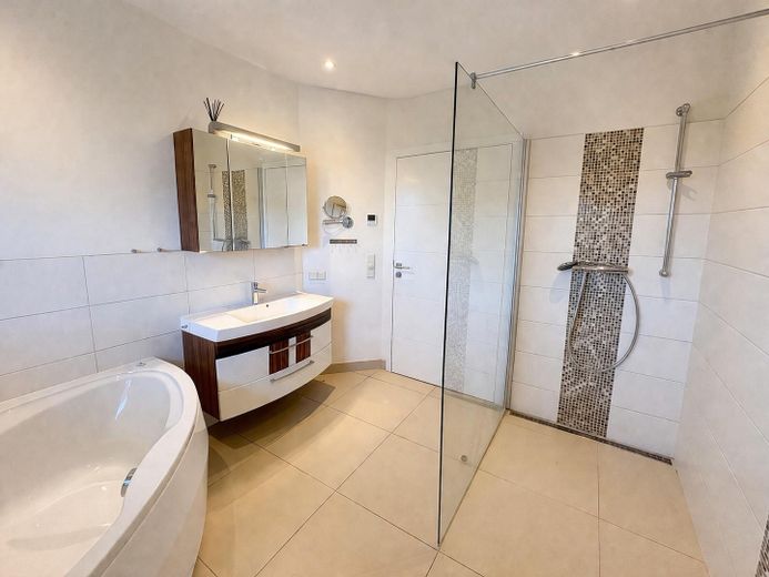 Tek katta yaşam – geniş güneybatı arsaya sahip modern bungalov – Bad mit Badewanne und Dusche