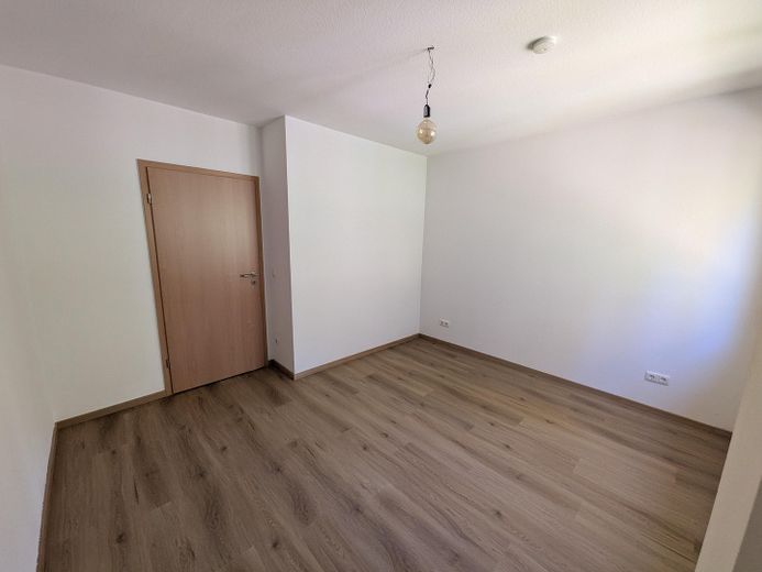 Lichtdurchflutete 3-Zimmer-Wohnung mit Süd-Wintergarten und Waldblick am Ebersberger Forst. – Schlafzimmer. 