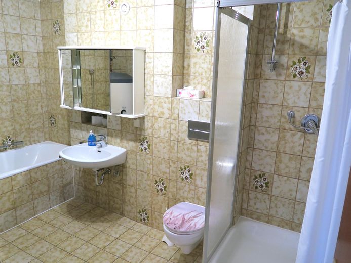 Bad mit BW + Dusche + WC