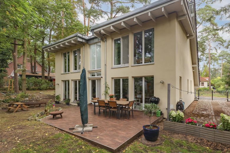 Doğal çevreyle uyumlu arsada, ahşap karkas yapı tekniğiyle inşa edilmiş müstakil aile evi – Außenansicht Terrasse/Garten
